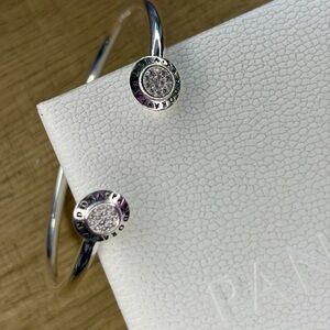 Brazalete Pandora Logo Pavé Open Bangle